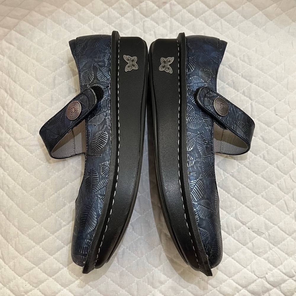 Alegria Paloma - Metallic Blue Leaf Pattern - Picture 8 of 12